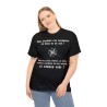 femme avec t-shirt noir unisexe avec boussole le nord, suivant comment on est