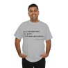 Homme avec Tshirt unisex gris clair avec une phrase de JCVD