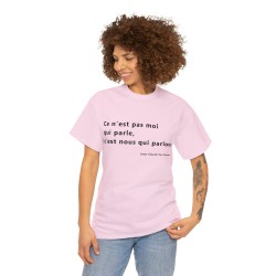 femme avec Tshirt unisex rose avec une phrase de JCVD