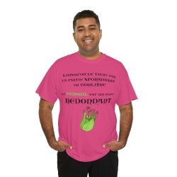 Homme avec t-shirt fuchsia le fenouil est un objet redondant
