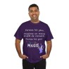 Homme avec un t-shirt violet fermez les yeux