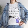 femme avec un t-shirt blanc fermez les yeux
