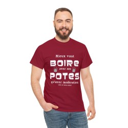 Homme avec T-shirt rouge cardinal mieux vaut boire avec ses potes...