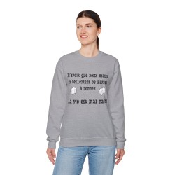 femme avec Sweat gris n'avoir que deux mains ...