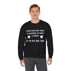 homme avec Sweat noir n'avoir que deux mains ...