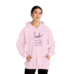 femme avec Hoodie rose smile and the world smiles with you