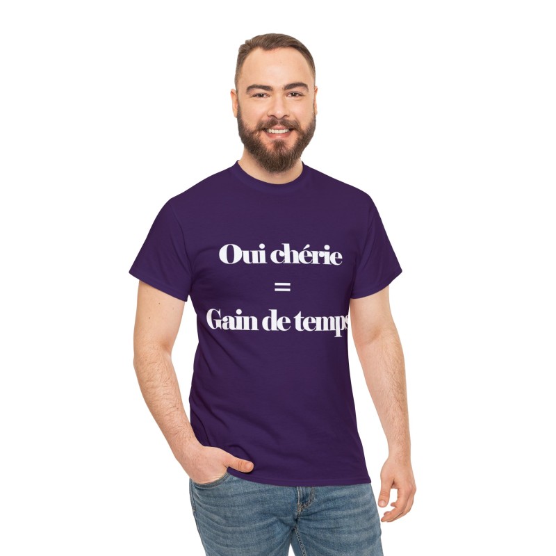 Homme avec t-shirt violet Oui chérie