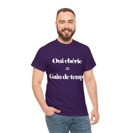 Homme avec t-shirt violet Oui chérie