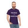 Homme avec t-shirt violet Oui chérie
