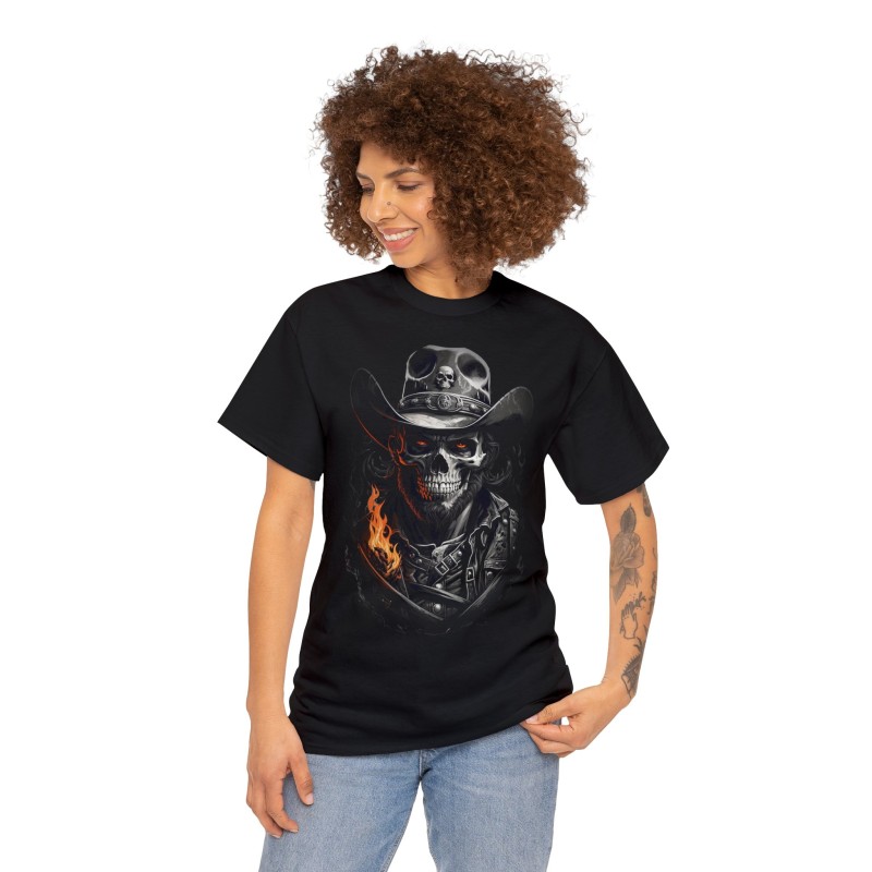 Femme avec t-shirt noir le cowboy de l'enfer