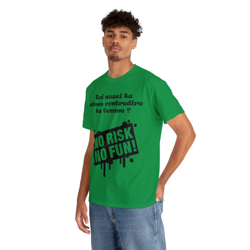 Homme avec T-shirt vert irlandais no risk no fun