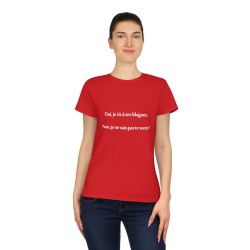 femme avec T-shirt ajusté rouge oui je ris a tes blagues