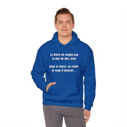 homme avec Hoodie bleu royal la bière ne soigne pas le mal