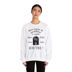 femme avec sweat mon temps de gentillesse à expiré blanc