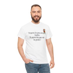 homme avec T-shirt respectez les gens avec des lunettes blanc