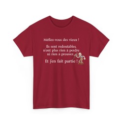 T-shirt Méfiez-vous des vieux de couleur rouge cardinal