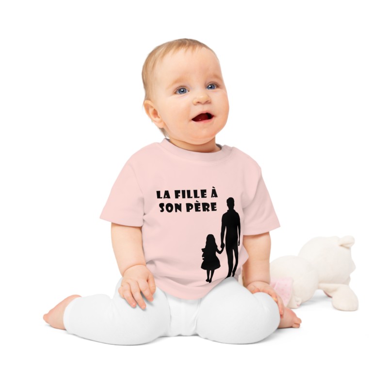 Bébé avec T-shirt BB rose la fille à son père