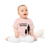 Bébé avec T-shirt BB rose la fille à son père