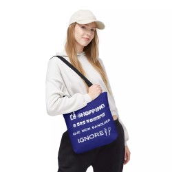 femme avec Tote bag Humour - Le shopping a ses raisons bleu fonce