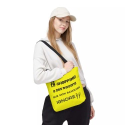 femme avec Tote Bag - Mon Vuitton est en réparation jaune