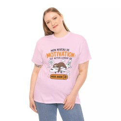 femme avec T-shirt Mon niveau de motivation rose
