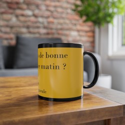 Mug de coté sondage du matin jaune sur fond noir mise en situation